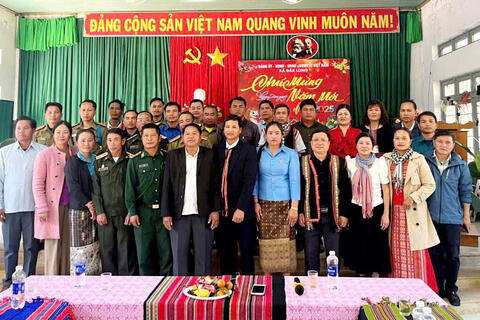 Cụm bản Văn Tách, huyện Sản Xay, tỉnh A Tư Pư, nước Lào đến thăm và chúc Tết xã Đăk Long