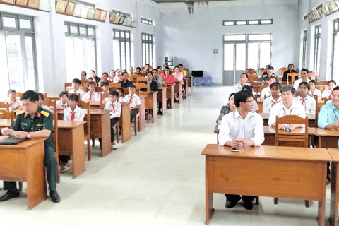 Thắm tình quân dân, Trung đoàn 24 trao tặng học bổng "Cán bộ, chiến sĩ quân đội nâng bước em đến trường" tại xã Đăk Long